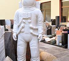 Neil Armstrong 1:1 aus Carrara Marmor