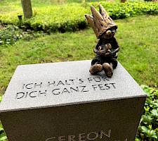 Grabmal mit Bronze Figur