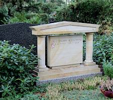 Grabmal aus Sandstein