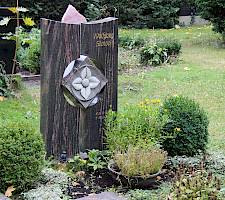 Grabmal mit Blumenornament