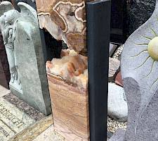 Grabstein mit schöner Quarz Aussparung