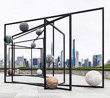 Kunstwerk von Alicja Kwade in New York mit Granitkugeln