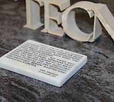 Schrift aus Naturstein und Gedenktafel
