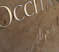 Bündig eingelassene Metallschrift